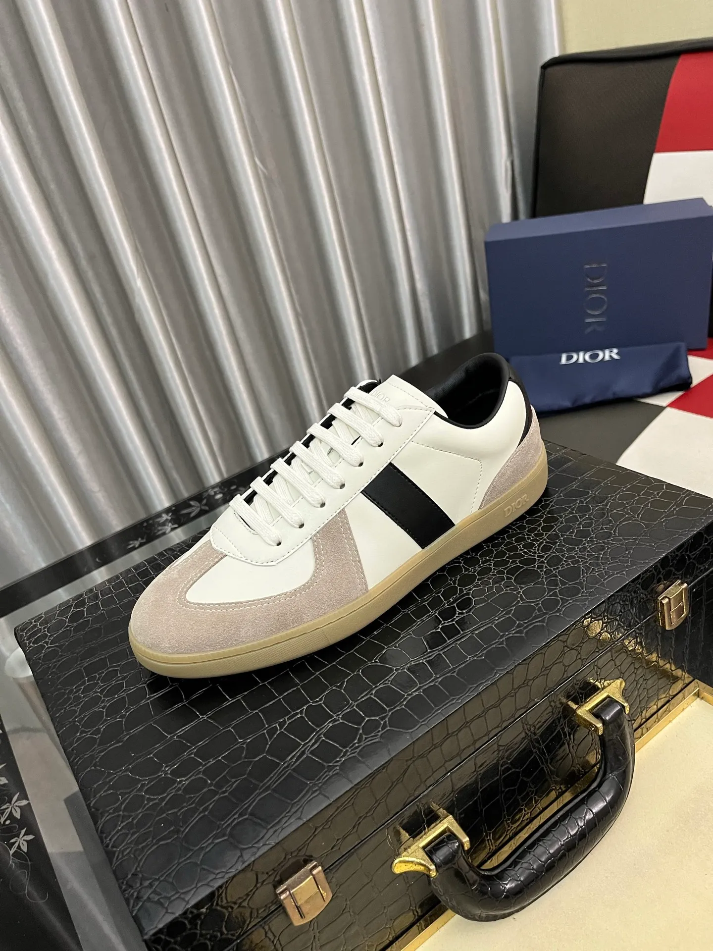 Men's shoes 💰380⌚️⌚️ 【Dior*DIAO】original quality.~ Unique modern style sneakers. 🏃A must-have casual shoe for trendy men😍😍 Original brand imported from Italy, imported original leather, sheep lining (refuses to discolor and grind feet) Sole: Original sole provided by the original factory, French lazy style design ⚠️Fit to the feet, original quality, super comfortable original sole. Code number: 38-448️⃣Colors available